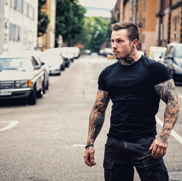 Testhezálló férfi póló tiszta modell