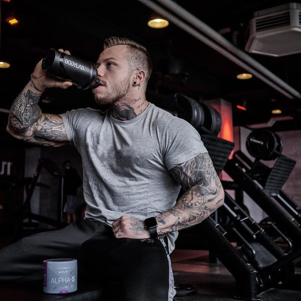 Testhezálló férfi póló tiszta modell