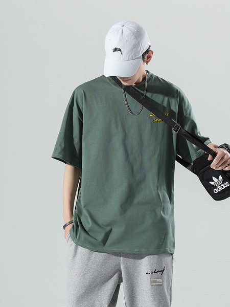 Meeste T-särk kirjaga vaba mudel