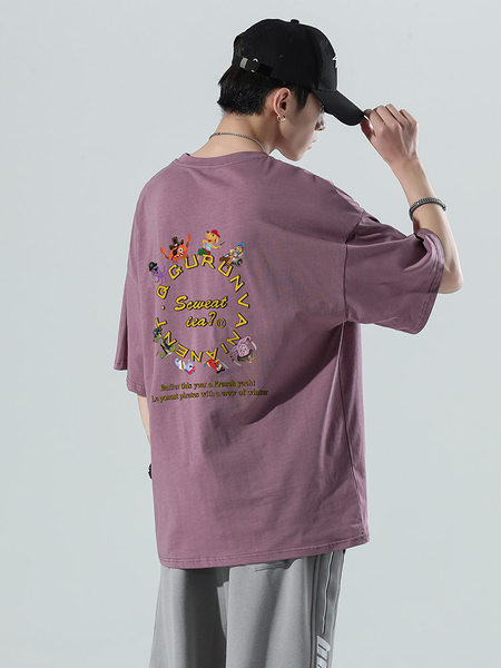 Meeste T-särk kirjaga vaba mudel