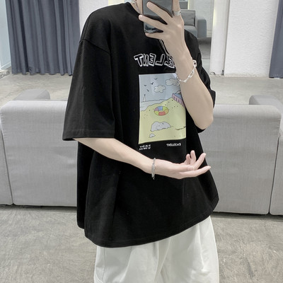 Casual T-särgi lai aplikatsiooniga mudel