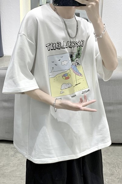 Casual T-särgi lai aplikatsiooniga mudel