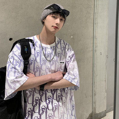 Lühikeste varrukate ja ümara kaelusega meeste T-särk