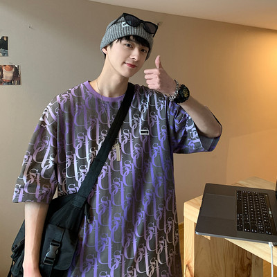 Lühikeste varrukate ja ümara kaelusega meeste T-särk