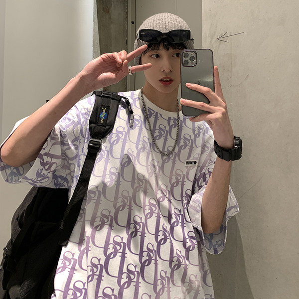 Lühikeste varrukate ja ümara kaelusega meeste T-särk