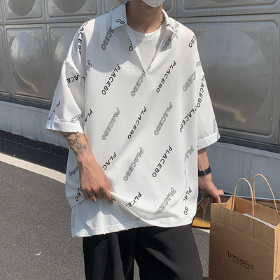 Ανδρικό μπλουζάκι με απλικέ και κλασικό κολάρο