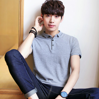 Ühevärviline lühikeste varrukate ja klassikalise kraega meeste pluus