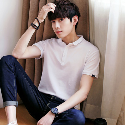 Ühevärviline lühikeste varrukate ja klassikalise kraega meeste pluus