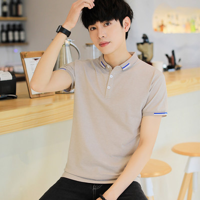 Ühevärviline lühikeste varrukate ja klassikalise kraega meeste pluus