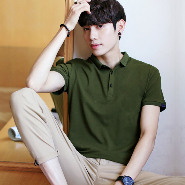 Ühevärviline lühikeste varrukate ja klassikalise kraega meeste pluus