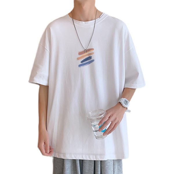 Tasuta mudel meeste T-särk, millel on värviline aplikatsioon seljal