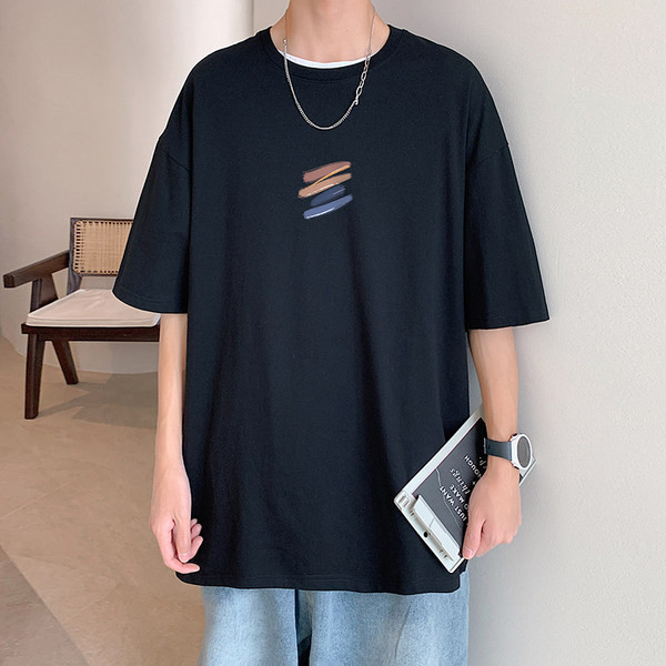 Tasuta mudel meeste T-särk, millel on värviline aplikatsioon seljal