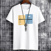 Värviliste aplikatsioonide ja lühikeste varrukatega meeste t-särk