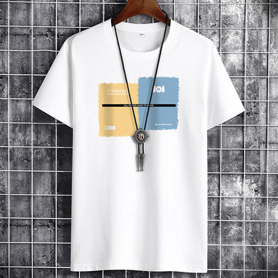 Värviliste aplikatsioonide ja lühikeste varrukatega meeste t-särk