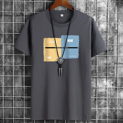 Värviliste aplikatsioonide ja lühikeste varrukatega meeste t-särk