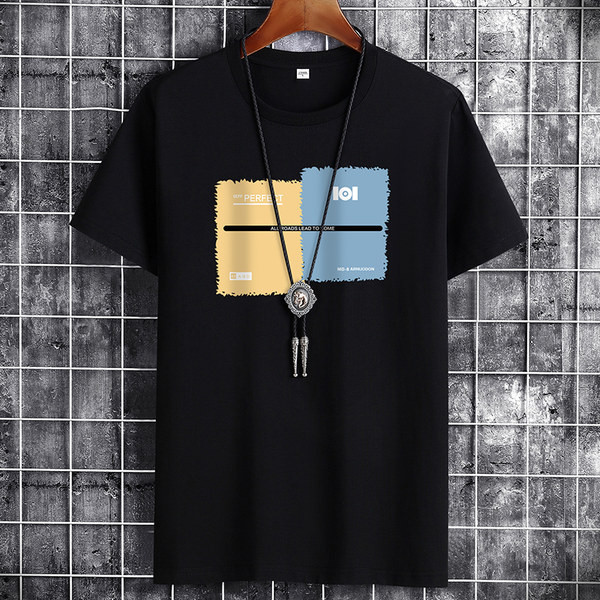 Värviliste aplikatsioonide ja lühikeste varrukatega meeste t-särk