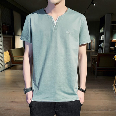 Stiilne meeste lühikeste varrukate ja V-kaelusega T-särk