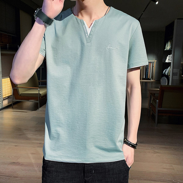 Stiilne meeste lühikeste varrukate ja V-kaelusega T-särk