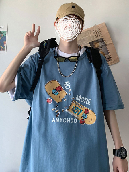 Широка тениска с апликация и къс ръкав