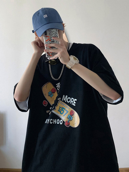 Широка тениска с апликация и къс ръкав