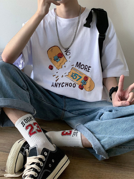 Широка тениска с апликация и къс ръкав