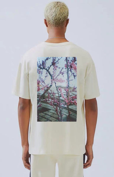 Moderna široka majica sa šarenim aplikacijama na leđima