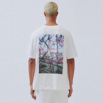 Moderna široka majica sa šarenim aplikacijama na leđima