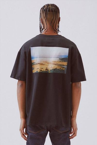 Moderna široka majica sa šarenim aplikacijama na leđima