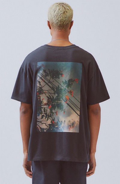 Moderna široka majica sa šarenim aplikacijama na leđima