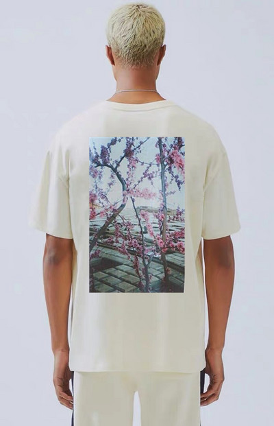 Moderna široka majica sa šarenim aplikacijama na leđima