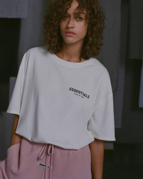 Moderna široka majica sa šarenim aplikacijama na leđima