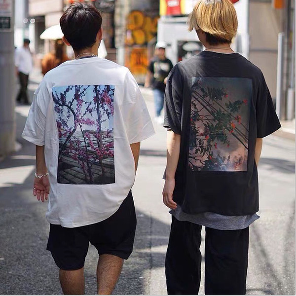 Moderna široka majica sa šarenim aplikacijama na leđima