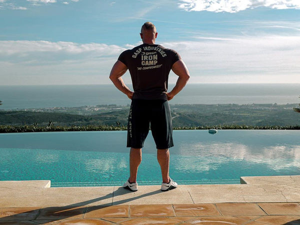 Ljetna majica za trening sa natpisima na leđima