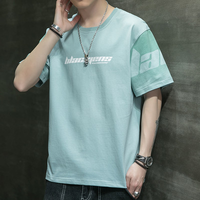 Meeste t-särk, millel on aplikatsioon ja lühikesed varrukad