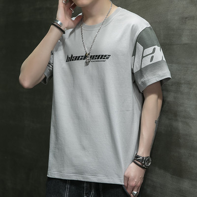 Meeste t-särk, millel on aplikatsioon ja lühikesed varrukad