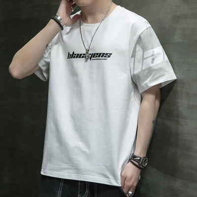 Meeste t-särk, millel on aplikatsioon ja lühikesed varrukad