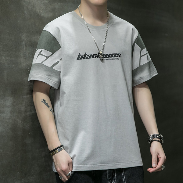 Meeste t-särk, millel on aplikatsioon ja lühikesed varrukad