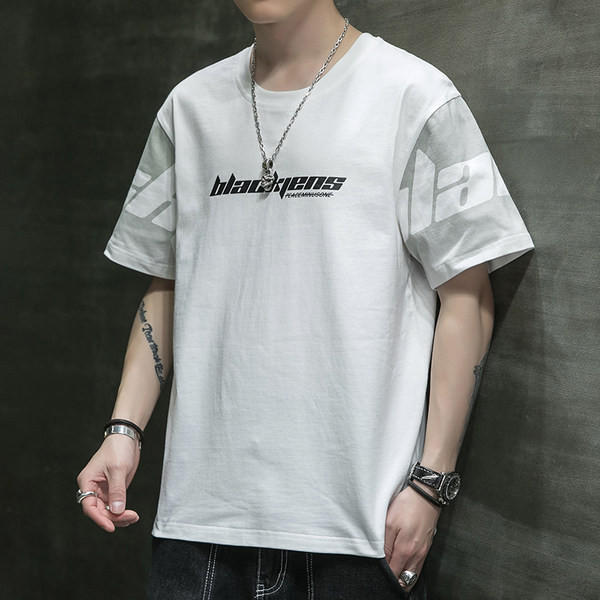 Meeste t-särk, millel on aplikatsioon ja lühikesed varrukad