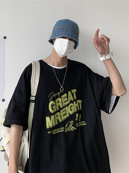 Casual T-särk kirjade ja lühikeste varrukatega - meestele