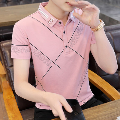 Meeste lühikeste varrukatega V-kaelus ja nööpidega T-särk