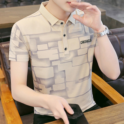 Meeste lühikeste varrukatega V-kaelus ja nööpidega T-särk