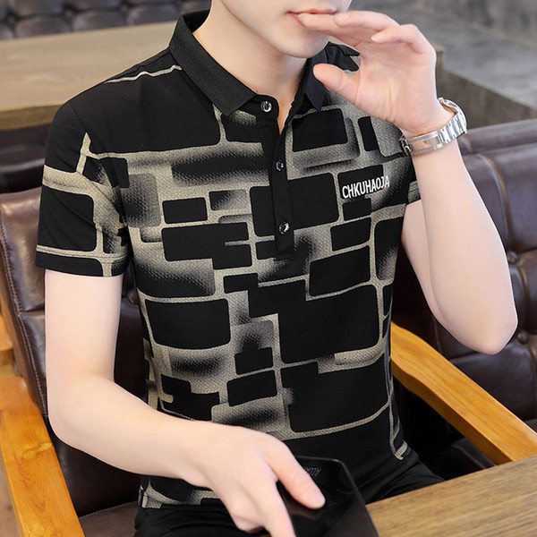 Meeste lühikeste varrukatega V-kaelus ja nööpidega T-särk