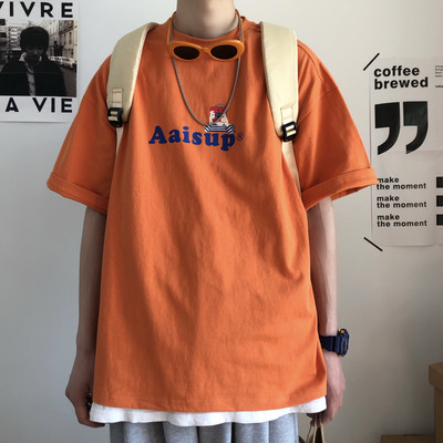 Lihtne lai T-särk kirja ja ovaalse kaelusega