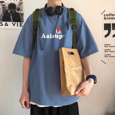 Lihtne lai T-särk kirja ja ovaalse kaelusega