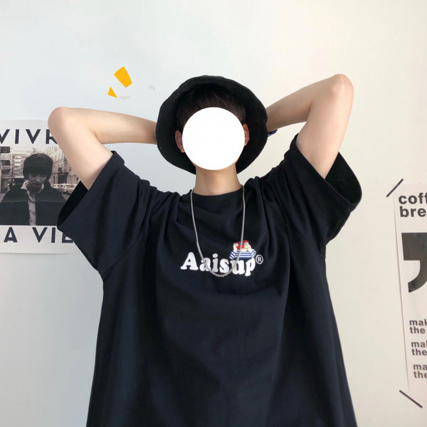 Lihtne lai T-särk kirja ja ovaalse kaelusega