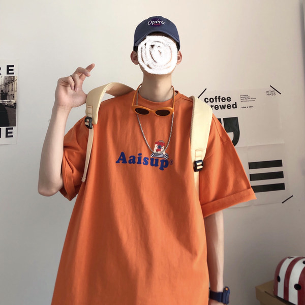 Lihtne lai T-särk kirja ja ovaalse kaelusega