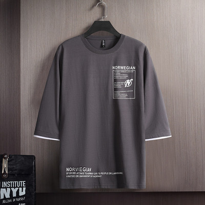 Meeste aplikatsiooni ja lühikeste varrukatega t-särk