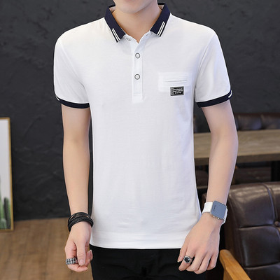 Klassikalise krae ja nööpidega meeste t-särk – lühikeste varrukatega