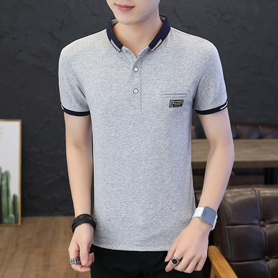 Klassikalise krae ja nööpidega meeste t-särk – lühikeste varrukatega