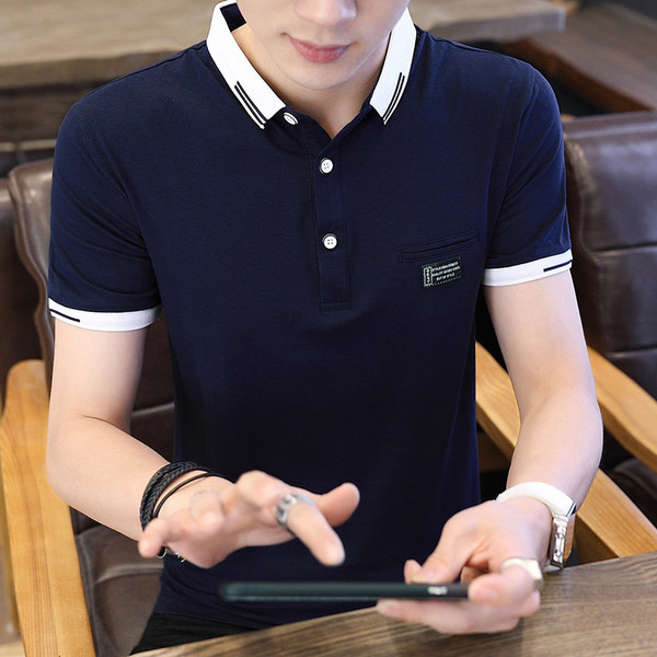 Klassikalise krae ja nööpidega meeste t-särk – lühikeste varrukatega